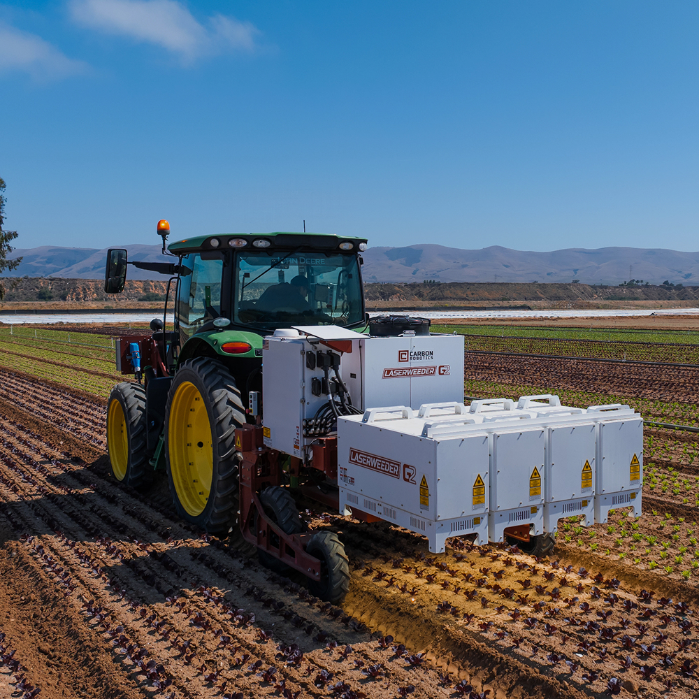 Carbon Robotics LaserWeeder operando em um campo, conectado com Starlink.