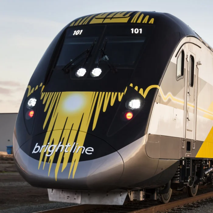 Passageiros do trem Brightline conectados com o Wi‑Fi onboard da Starlink.