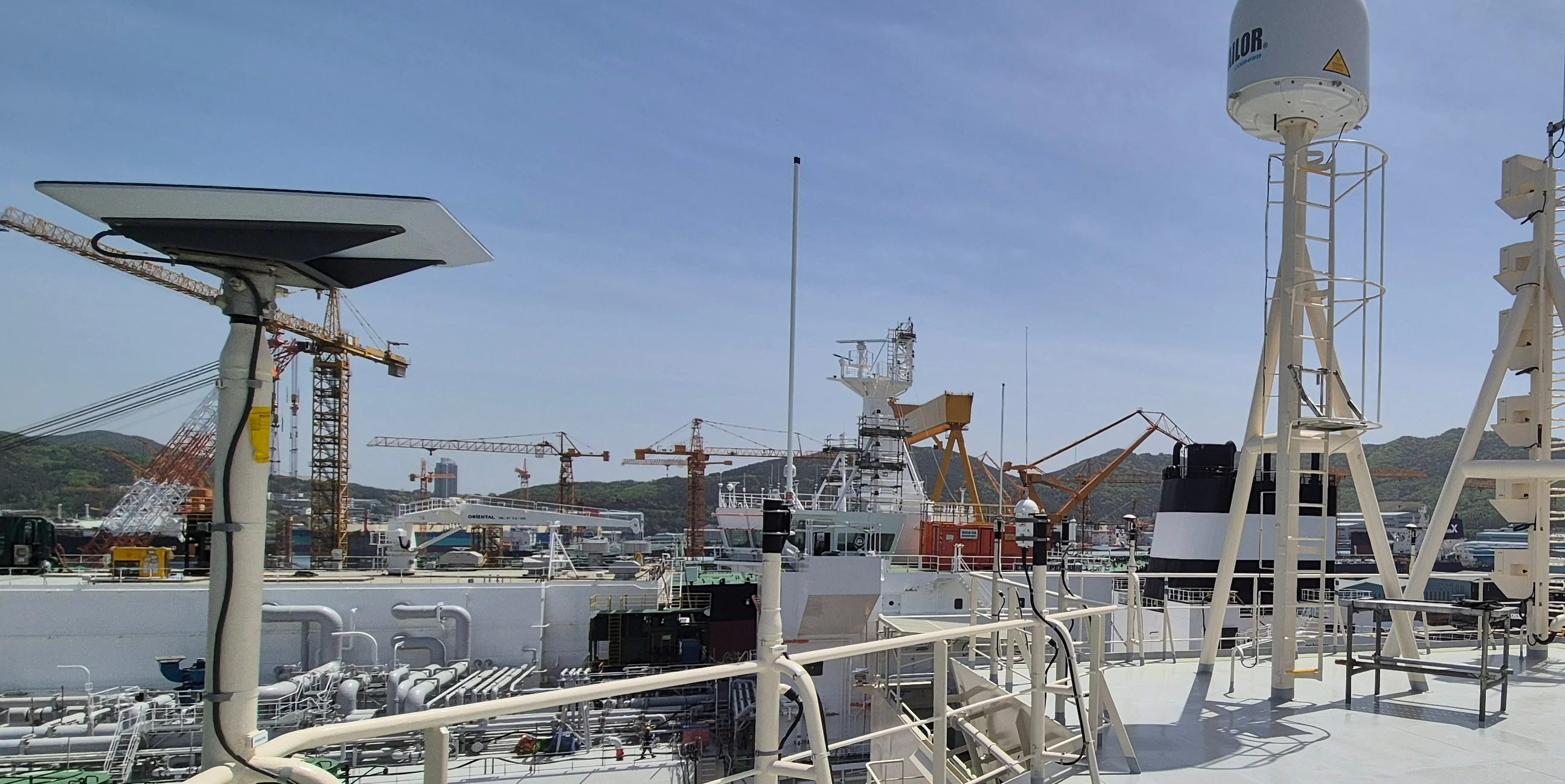 Navio do Grupo Angelicoussis conectado com Starlink no mar.