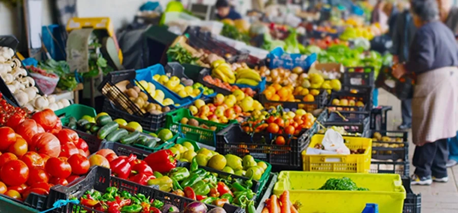 Frutas e vegetais em um mercado