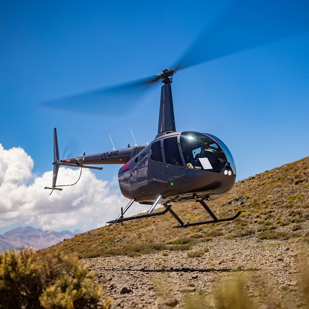 Um helicóptero operando em alta altitude no sul do Chile com o suporte da Starlink.