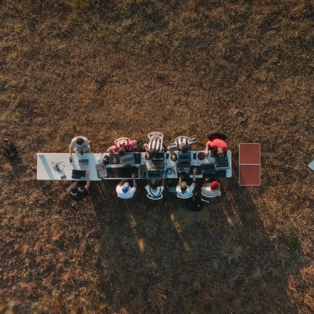 Visitantes aproveitando a natureza no Parque Estadual da Serra do Rola-Moça, no Brasil, com a Starlink.
